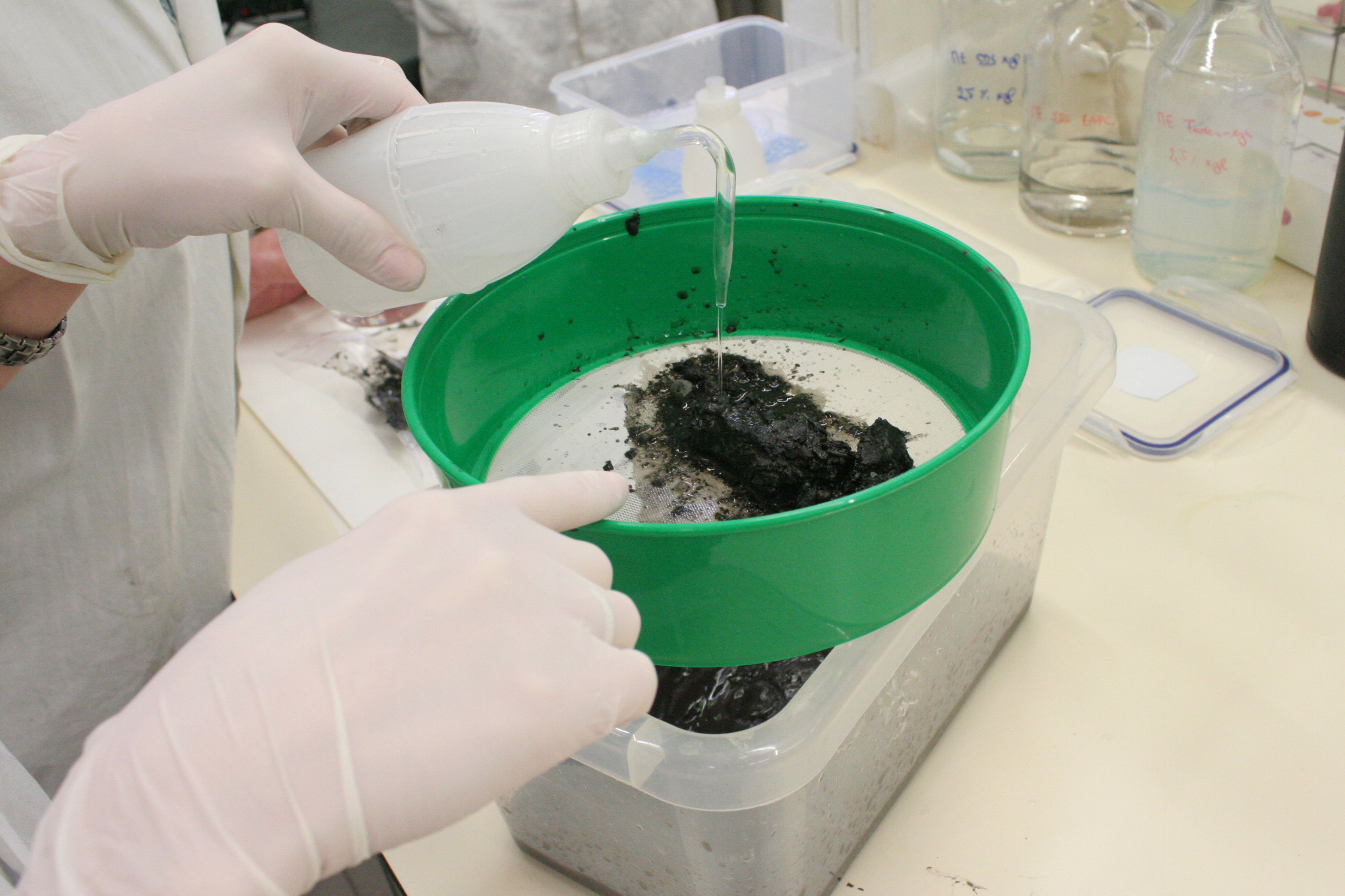 Čištění nálezu proplachováním // Cleaning of the finding. Foto VŠCHT