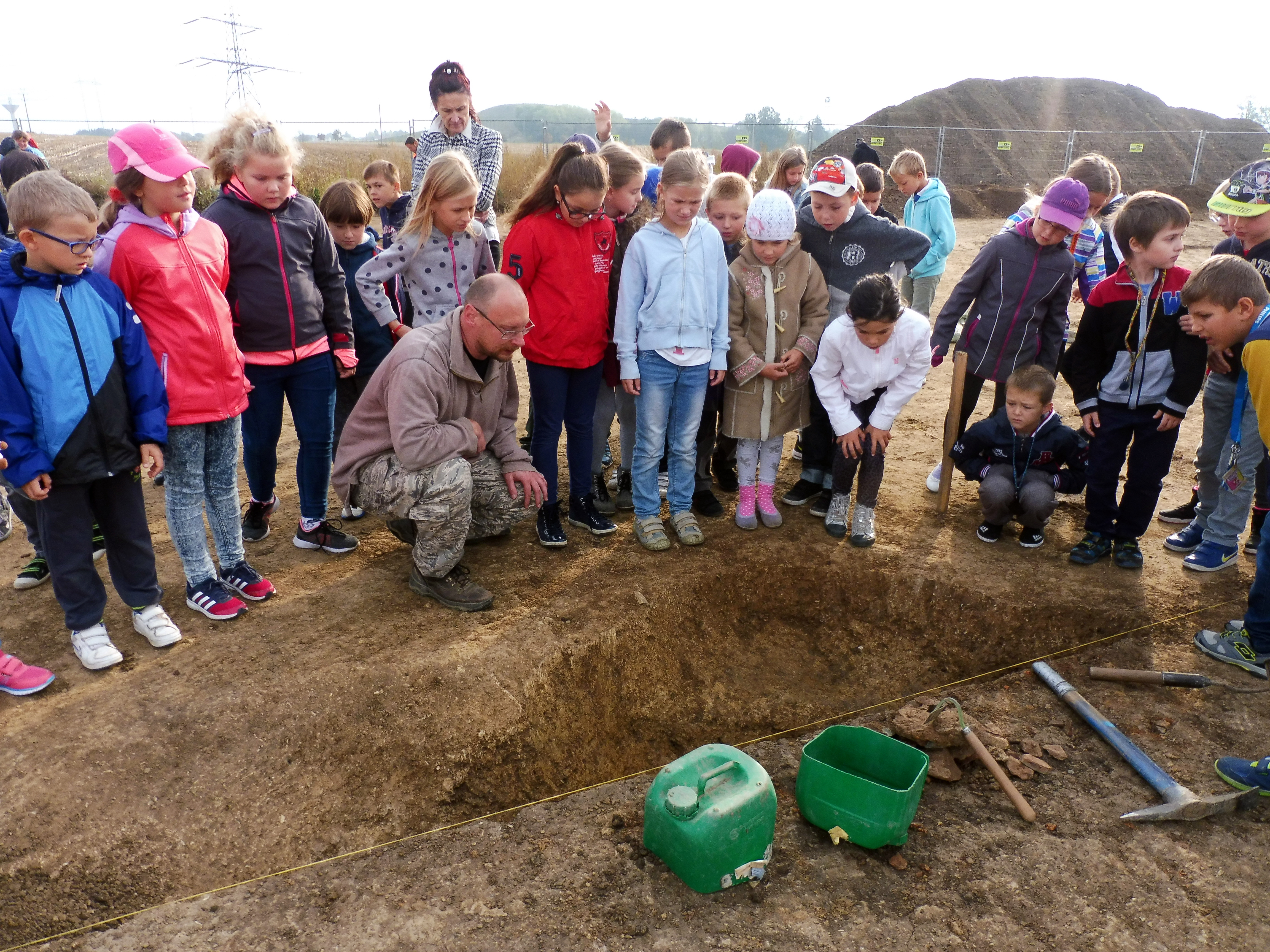 Školní exkurze na archeologický výzkum v Dolních Břežanech. Foto archiv ÚAPPSČ